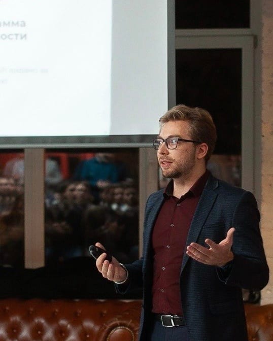 Stas Prodan dando una charla en una conferencia